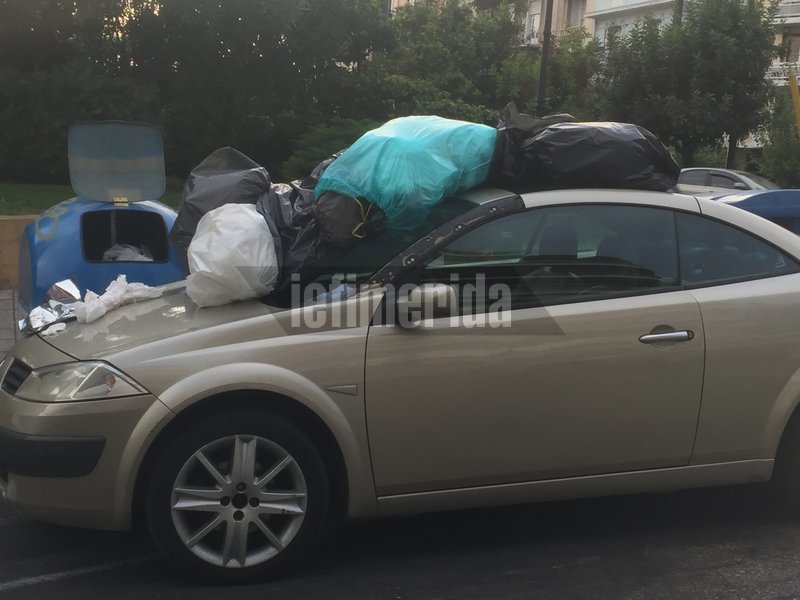 Ασυνείδητος οδηγός πάρκαρε μπροστά σε κάδους σκουπιδιών -Βρήκε τα σκουπίδια πάνω στο όχημα του [εικόνες] | iefimerida.gr 3