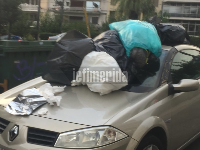 Ασυνείδητος οδηγός πάρκαρε μπροστά σε κάδους σκουπιδιών -Βρήκε τα σκουπίδια πάνω στο όχημα του [εικόνες] | iefimerida.gr 2