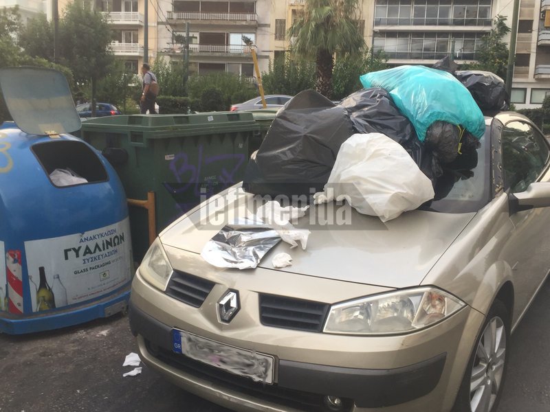 Ασυνείδητος οδηγός πάρκαρε μπροστά σε κάδους σκουπιδιών -Βρήκε τα σκουπίδια πάνω στο όχημα του [εικόνες] | iefimerida.gr 0
