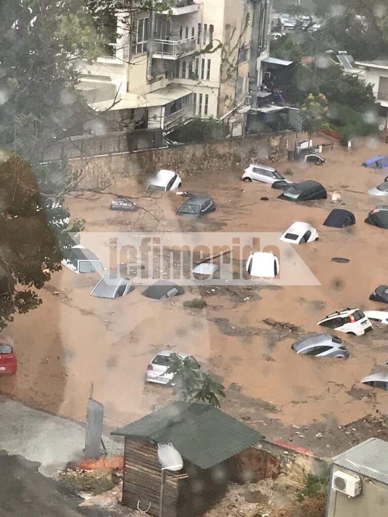 Μέσα λίγα λεπτά τα ΙΧ που ήταν σταθμευμένα στο πάρκινγκ στη διασταύρωση Κηφισίας και Σώρου βούλιαξαν
