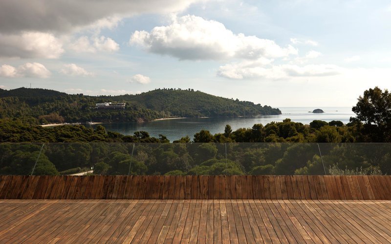 Σπίτι-όνειρο: Η βραβευμένη κατοικία στη Σκιάθο μέσα στο πράσινο με θέα 270 μοιρών [εικόνες] | iefimerida.gr 3
