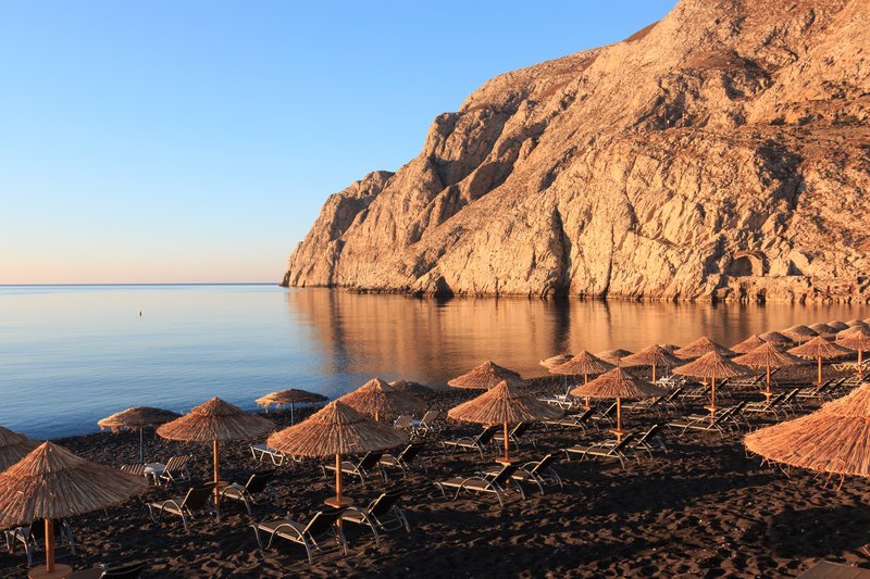 Η παραλία Καμάρι στη Σαντορίνη
