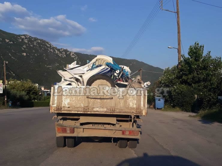 Ολα τα παράνομα αντικείμενα φορτώθηκαν σε φορτηγό και απομακρύνθηκαν