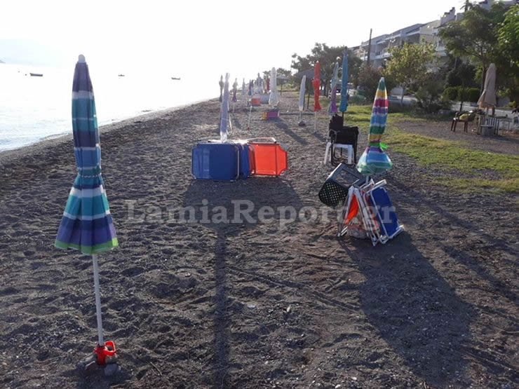 Ατάραχοι οι «καταληψίες» λουόμενοι άφησαν ομπρέλες και ξαπλώστρες στην παραλία