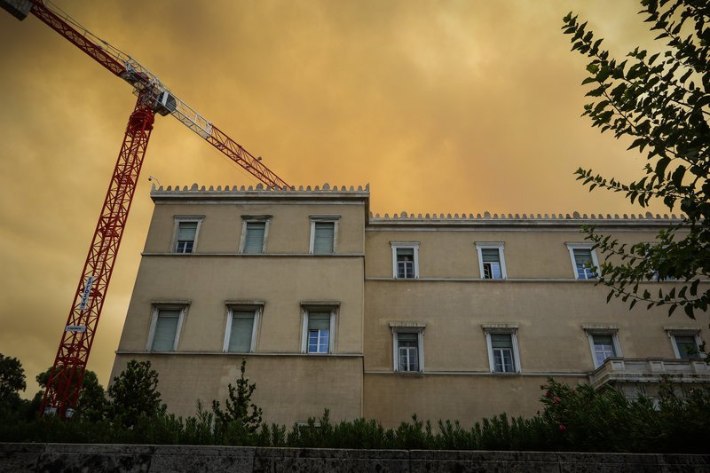 Και τη Βουλή σκέπασαν οι καπνοί από την πυρκαγιά που κατακαίει την Κινέτα