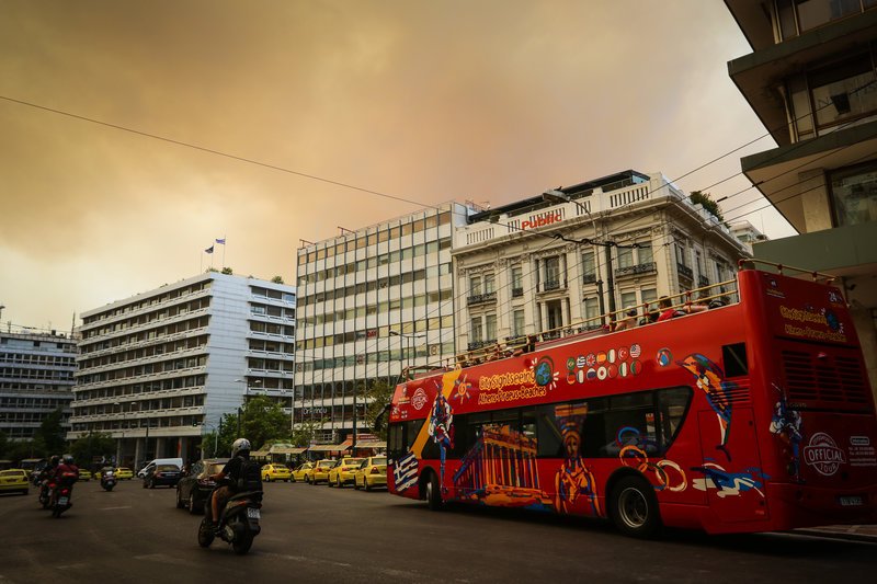 Καπνοί από τη φωτιά που καίει την Κινέτα σκέπασαν την πλατεία Συντάγματος