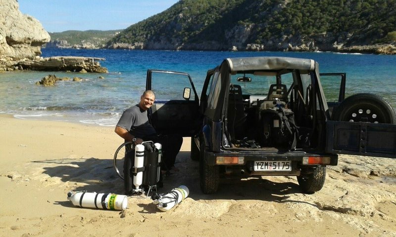 Μεγαλείο ψυχής: Κατάδυση στον βυθό της Κύθνου με τον πρώτο παραπληγικό εκπαιδευτή [εικόνες] | iefimerida.gr 7