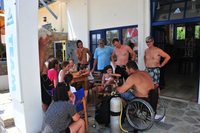 Μεγαλείο ψυχής: Κατάδυση στον βυθό της Κύθνου με τον πρώτο παραπληγικό εκπαιδευτή [εικόνες] | iefimerida.gr 4