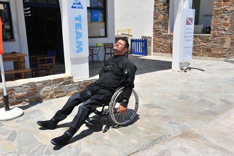 Μεγαλείο ψυχής: Κατάδυση στον βυθό της Κύθνου με τον πρώτο παραπληγικό εκπαιδευτή [εικόνες] | iefimerida.gr 3