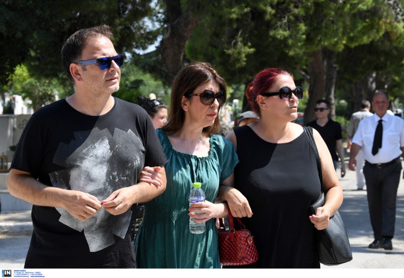 Θρήνος στην κηδεία της Τζέσυ Παπουτσή - «Θέλω να πεθάνω» φώναζε η Βάσια Τριφύλλη [εικόνες]  | iefimerida.gr 3