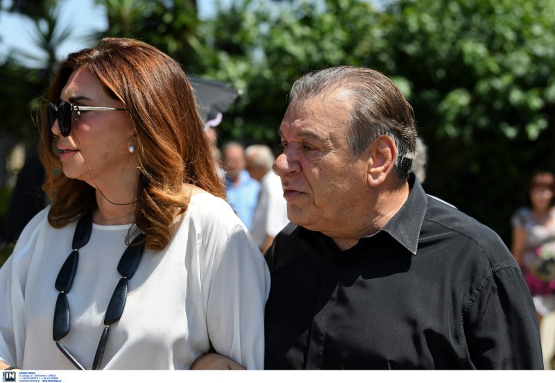 Θρήνος στην κηδεία της Τζέσυ Παπουτσή - «Θέλω να πεθάνω» φώναζε η Βάσια Τριφύλλη [εικόνες]  | iefimerida.gr 0