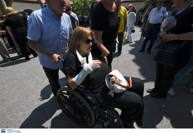 Θρήνος στην κηδεία της Τζέσυ Παπουτσή - «Θέλω να πεθάνω» φώναζε η Βάσια Τριφύλλη [εικόνες]  | iefimerida.gr 1