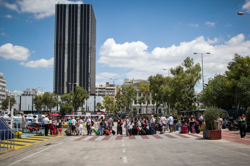 Βούλιαξε το λιμάνι του Πειραιά -Ξεκίνησε η πρώτη μεγάλη καλοκαιρινή φυγή [εικόνες] | iefimerida.gr 9