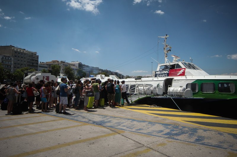 Πολύ αυξημένη η κίνηση στο λιμάνι του Πειραιά