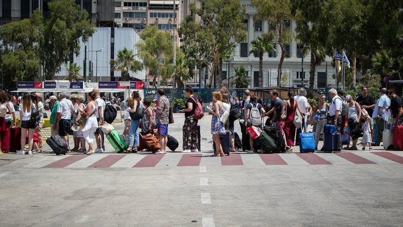 Με υπομονή περίμεναν οι επιβάτες την επιβίβασή τους στα πλοία