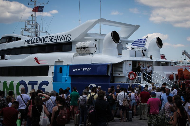 Με πλοία, δελφίνια και καταμαράν οι αναχωρήσεις από Πειραιά