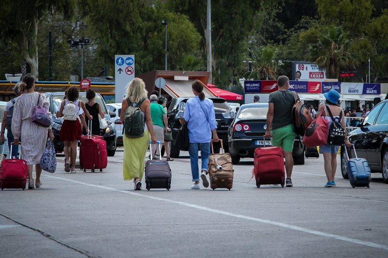 Με τις βαλίτσες στο χέρι οι ταξιδιώτες από το πρωί στο λιμάνι του Πειραιά