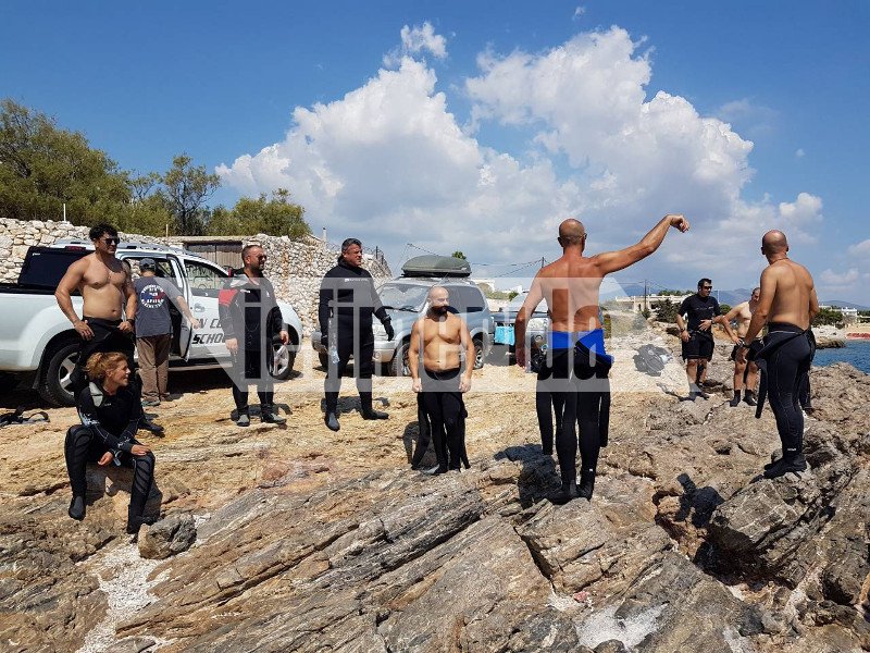 Φωτιά στο Μάτι: Ψάχνουν για αγνοούμενους στη θάλασσα -Βρήκαν στο βυθό μισοκαμένα ρούχα [εικόνες] | iefimerida.gr 2