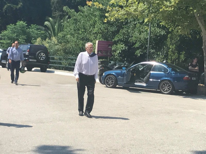 Ο δημοσιογράφος Δημήτρης Κωνσταντάρας καθώς προσέρχεται για το τελευταίο αντίο- φωτογραφία iefimerida