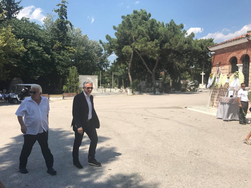 Ο πρώην υπουργός Θόδωρος Ρουσσόπουλος στην κηδεία του Μάνου Αντώναρου- φωτογραφία iefimerida