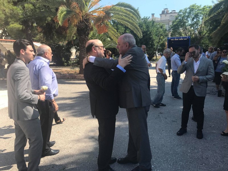 Ο Τέρενς Κουίκ εκφράζει τα συλλυπητήριά του στον Βαγγέλη Αντώναρο- φωτογραφία iefimerida