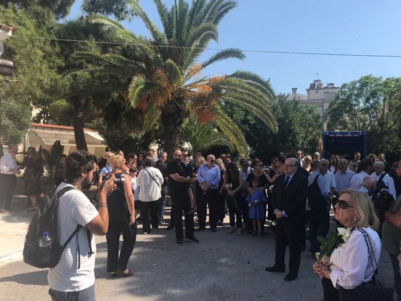 Πλήθος κόσμου στο τελευταίο αντίο στον Μάνο Αντώναρο -Δημοσιογράφοι, πολιτικοί, καλλιτέχνες [εικόνες] | iefimerida.gr 1