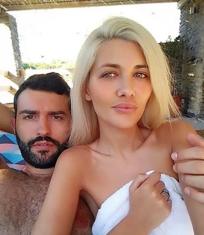 Τα Αχλα είναι η γωνιά της Ανδρου όπου δραστηριοποιείται επιχειρηματικά ο Μάκης Παντζόπουλος, σύζυγος της Ελένης Μενεγάκη.