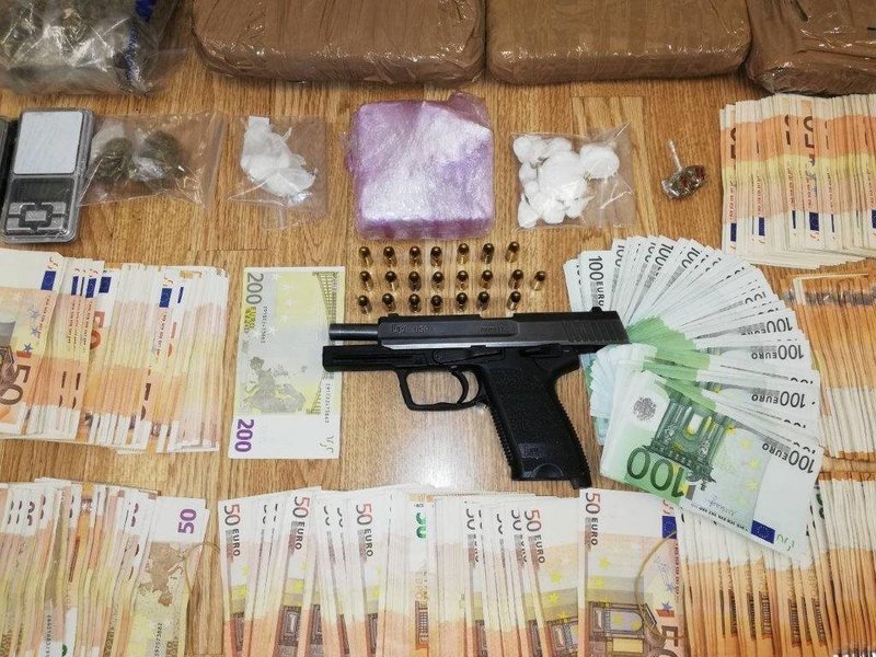 Εξαρθρώθηκε σπείρα που διακινούσε κοκαΐνη και συνθετικά ναρκωτικά -Σε Αθήνα και Μύκονο [εικόνες] | iefimerida.gr 3