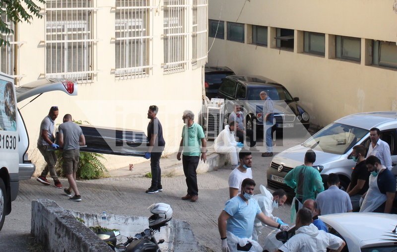 Με δάκρυα στα μάτια συγγενείς αγνοουμένων πηγαίνουν στο νεκροτομείο