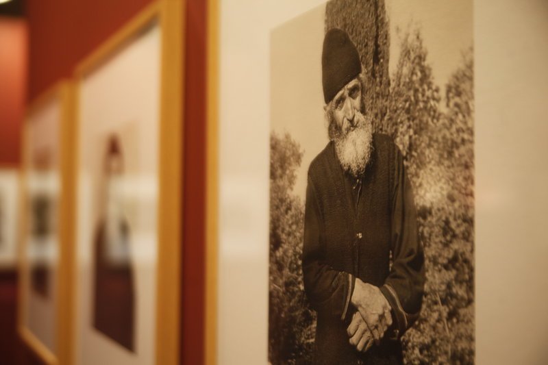 Ποιος ήταν ο γέροντας Παΐσιος που πλήθος κόσμου σπεύδει να προσκυνήσει στον τάφο του [εικόνες & βίντεο] | iefimerida.gr 4