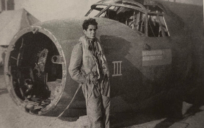 Επιφυλακή μπροστά σε κατεστραμμένο Αμερικανικό βομβαρδιστικό.