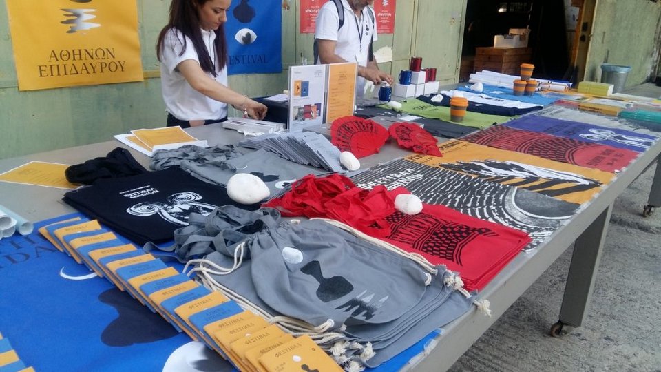 t-shirt με το εικαστικό του Φεστιβάλ, οικολογικές κούπες, τσάντες και αφίσες