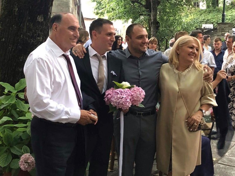 Ο πατέρας του γαμπρού, ο γαμπρός, ο αδελφός του και η μητέρα του Νανά Αγγελοπούλου!