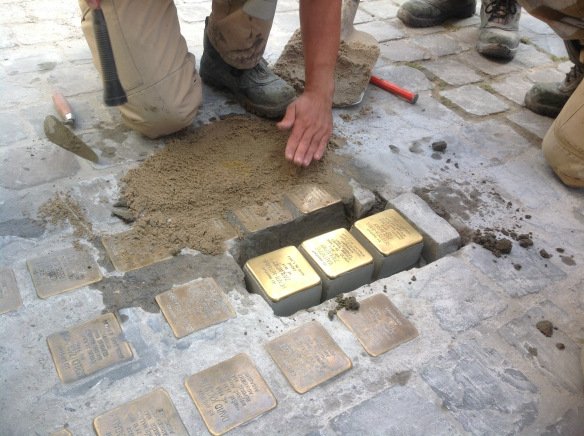 Πέτρες μνήμης -Χτίζουν στο πεζοδρόμιο τα ονόματα Εβραίων που σκότωσαν οι Ναζί [εικόνες] | iefimerida.gr 4