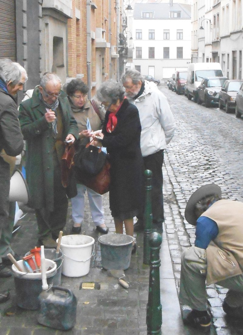 Πέτρες μνήμης -Χτίζουν στο πεζοδρόμιο τα ονόματα Εβραίων που σκότωσαν οι Ναζί [εικόνες] | iefimerida.gr 0