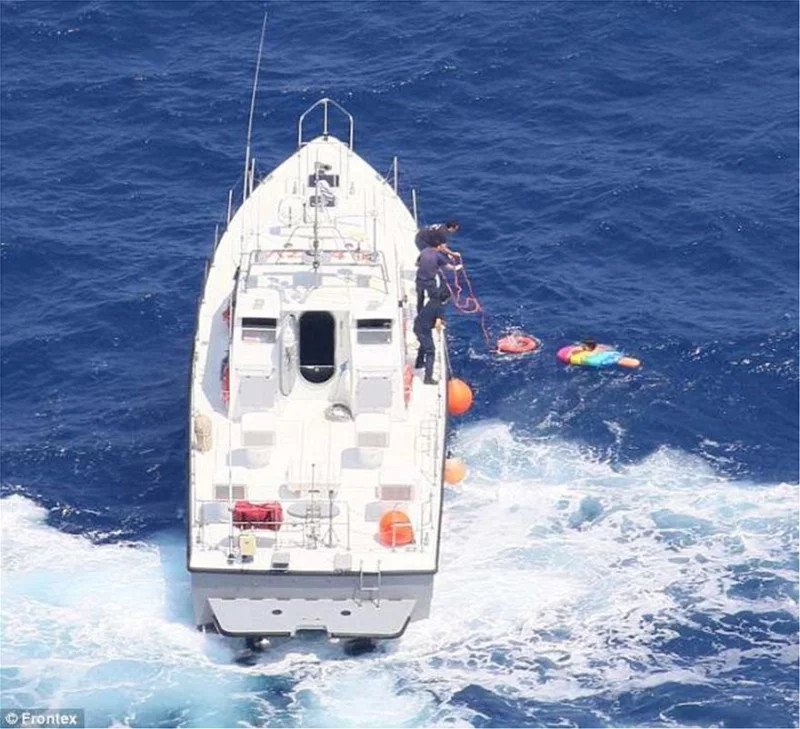 Η Ρωσίδα εντοπίστηκε από αεροπλάνο της Frontex χάρη στο πολύχρωμο στρώμα της