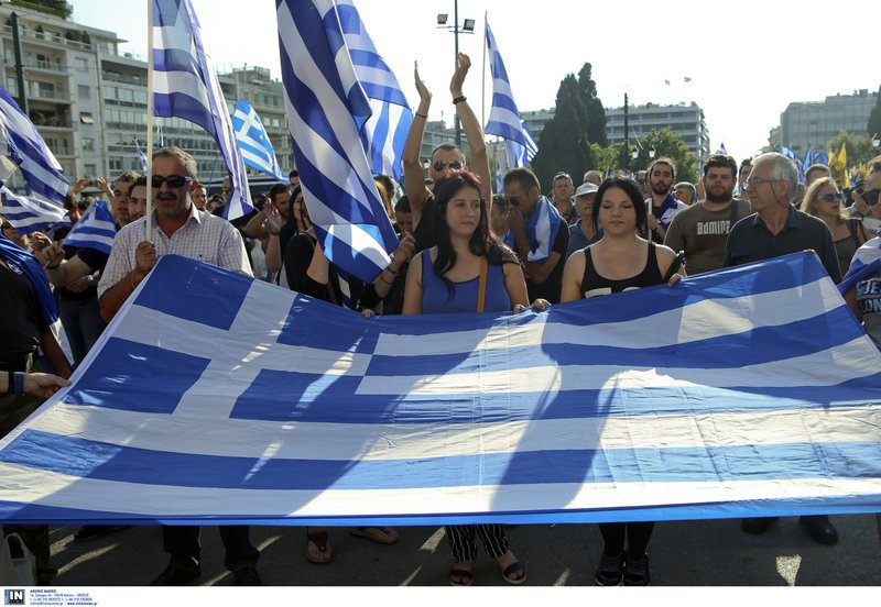 Επεισόδια κουκουλοφόρων σε συγκέντρωση για τη Μακεδονία στο Σύνταγμα  [εικόνες & βίντεο] | iefimerida.gr 10