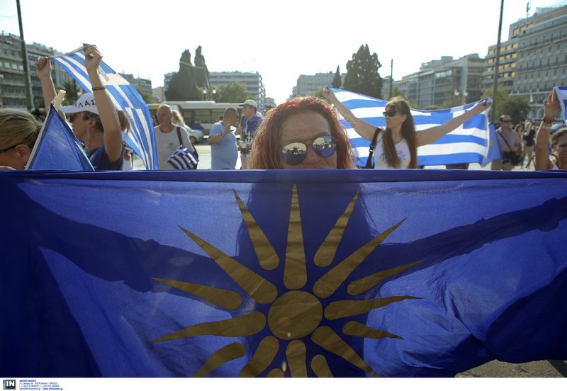 Επεισόδια κουκουλοφόρων σε συγκέντρωση για τη Μακεδονία στο Σύνταγμα  [εικόνες & βίντεο] | iefimerida.gr 11