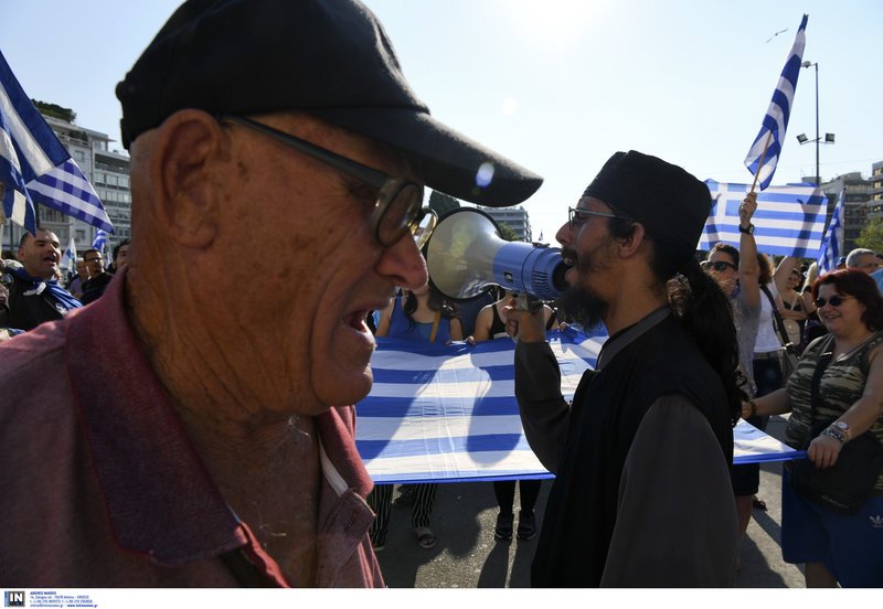 Επεισόδια κουκουλοφόρων σε συγκέντρωση για τη Μακεδονία στο Σύνταγμα  [εικόνες & βίντεο] | iefimerida.gr 13