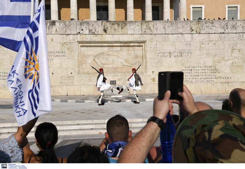 Επεισόδια κουκουλοφόρων σε συγκέντρωση για τη Μακεδονία στο Σύνταγμα  [εικόνες & βίντεο] | iefimerida.gr 14
