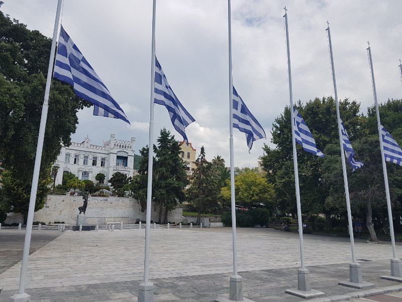 Μεσίστιες κυματίζουν οι σημαίες σε όλα τα δημοτικά κτίρια του Δήμου Καβάλας