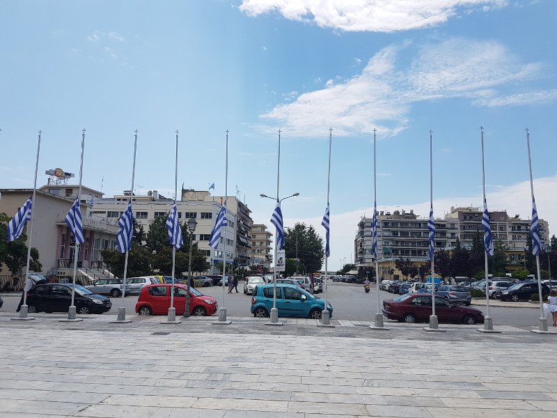 Σε ένδειξη πένθους και τιμής στη μνήμη των ανθρώπων που έχασαν τη ζωή τους
