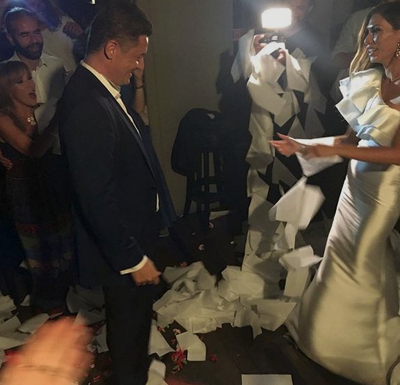 Ο Αντώνης Σρόιτερ και Ιωάννα Μπούκη χορεύουν στην γαμήλια δεξίωσή τους
