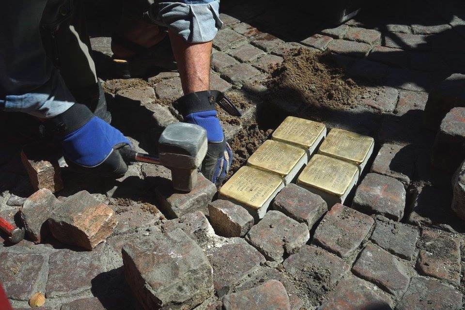 Πέτρες μνήμης -Χτίζουν στο πεζοδρόμιο τα ονόματα Εβραίων που σκότωσαν οι Ναζί [εικόνες] | iefimerida.gr 7