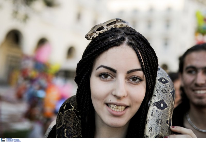 Τολμηρή Θεσσαλονικιά έβγαλε βόλτα τον... βόα της στην πλατεία Αριστοτέλους [εικόνες] | iefimerida.gr 1