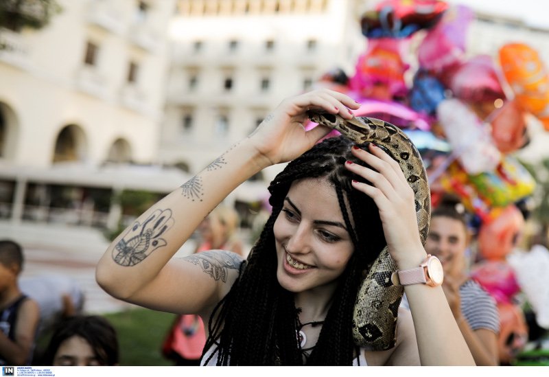 Τολμηρή Θεσσαλονικιά έβγαλε βόλτα τον... βόα της στην πλατεία Αριστοτέλους [εικόνες] | iefimerida.gr 2