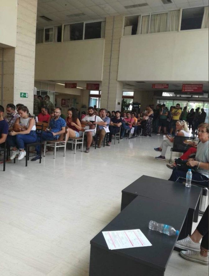 Η φωτογραφία από το Θριάσιο που συγκινεί -Δεκάδες άνθρωποι σιωπηλοί δίνουν αίμα για τους κατοίκους στο Μάτι [εικόνα] | iefimerida.gr 0