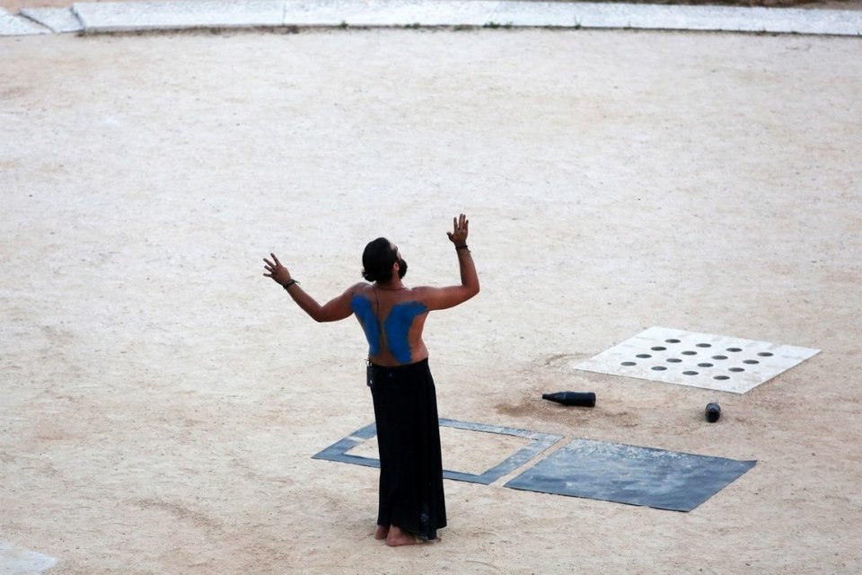 Ο βραβευμένος με Χορν, Κωνσταντίνος Μπιμπής, στον «Ιωνα» του Ευριπίδη [εικόνες & βίντεο] | iefimerida.gr 1