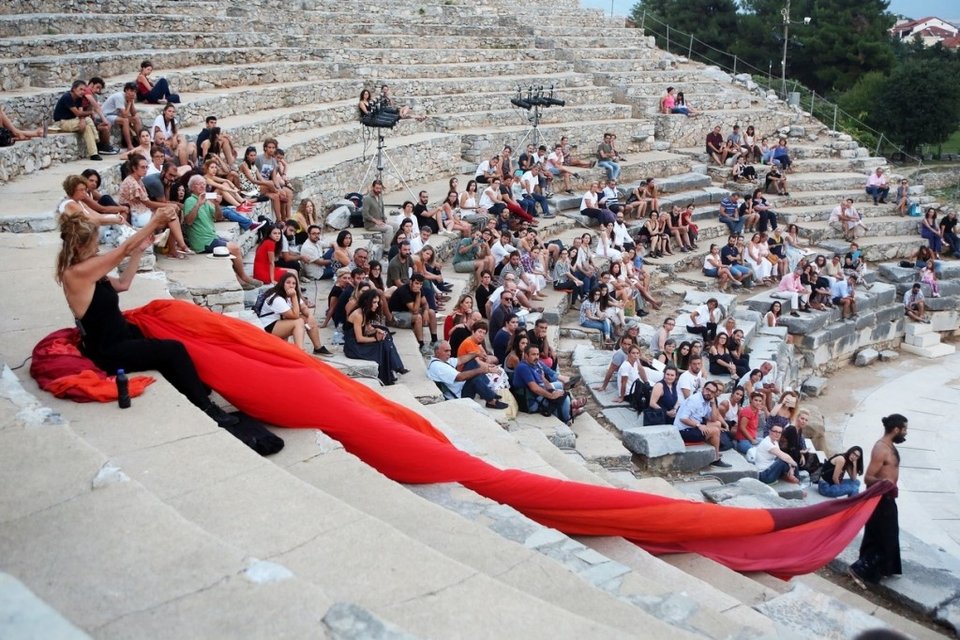 Ο βραβευμένος με Χορν, Κωνσταντίνος Μπιμπής, στον «Ιωνα» του Ευριπίδη [εικόνες & βίντεο] | iefimerida.gr 0