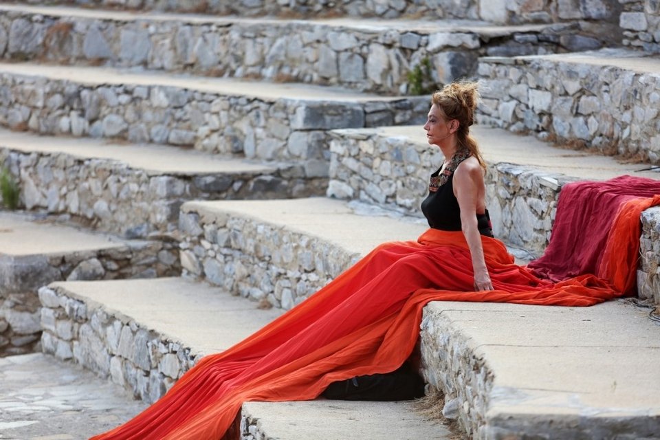 Ο βραβευμένος με Χορν, Κωνσταντίνος Μπιμπής, στον «Ιωνα» του Ευριπίδη [εικόνες & βίντεο] | iefimerida.gr 4